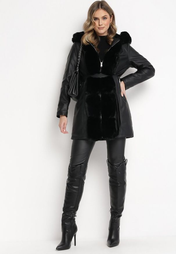 Born2be - Czarna Kurtka z Futerkiem i Wiązanym Paskiem Galana. Kolor: czarny. Materiał: futro. Wzór: aplikacja