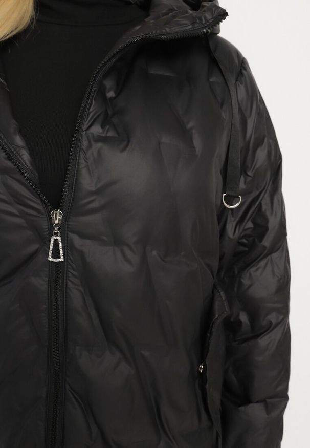 Born2be - Czarna Pikowana Kurtka Wiatrówka z Kapturem i Wsuwanymi Kieszeniami Dairel. Okazja: na co dzień, na spacer. Typ kołnierza: kaptur. Kolekcja: plus size. Kolor: czarny. Materiał: jeans, tkanina. Styl: casual, elegancki