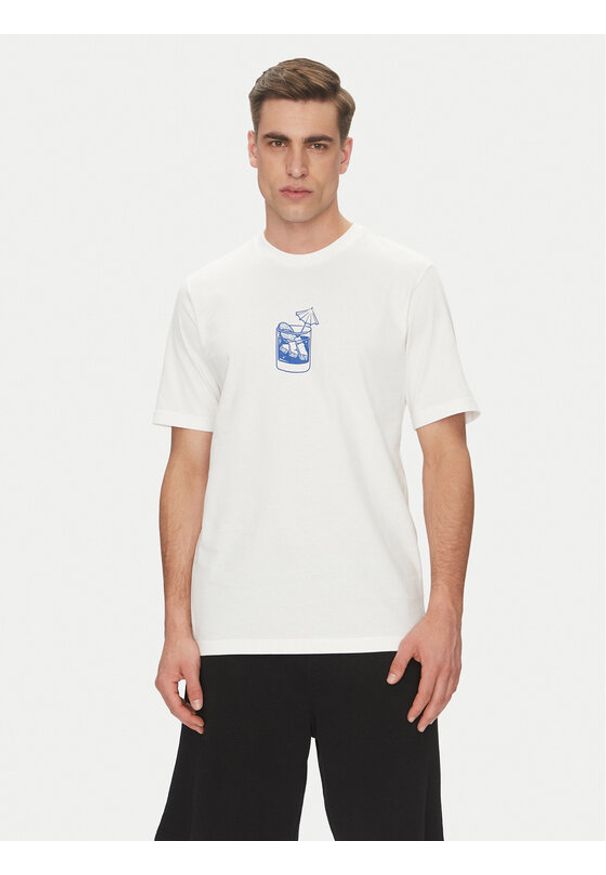 Adidas - adidas T-Shirt Lounge Drink Graphic JJ4013 Biały Regular Fit. Kolor: biały. Materiał: bawełna