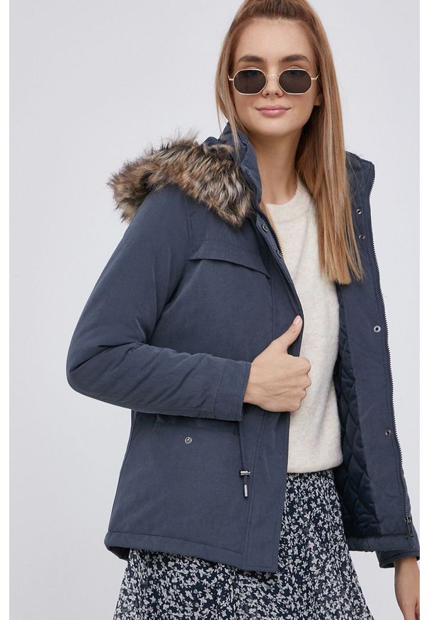 only - Only Parka damska kolor szary zimowa. Okazja: na co dzień. Typ kołnierza: kaptur. Kolor: szary. Materiał: poliester, tkanina. Wzór: gładki. Sezon: zima. Styl: casual