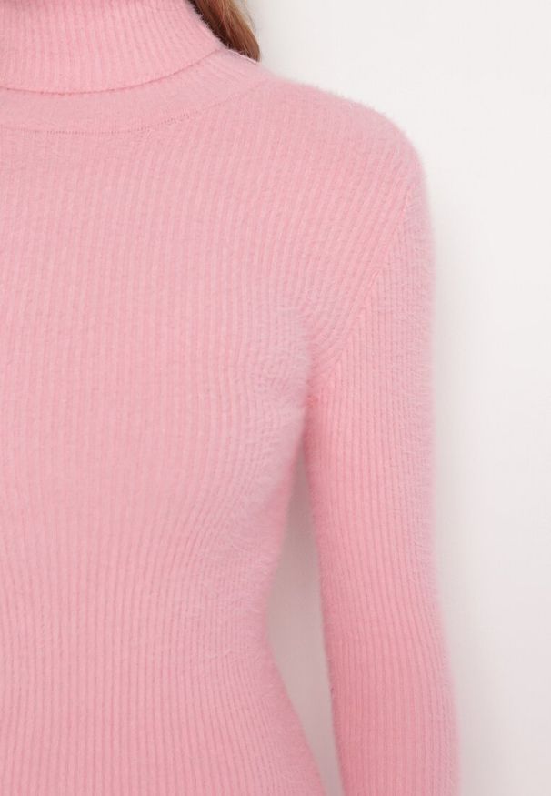 Born2be - Różowa Sweterkowa Puchata Sukienka Midi z Wełny z Golfem Sebhat. Typ kołnierza: golf. Kolor: różowy. Materiał: wełna. Długość: midi