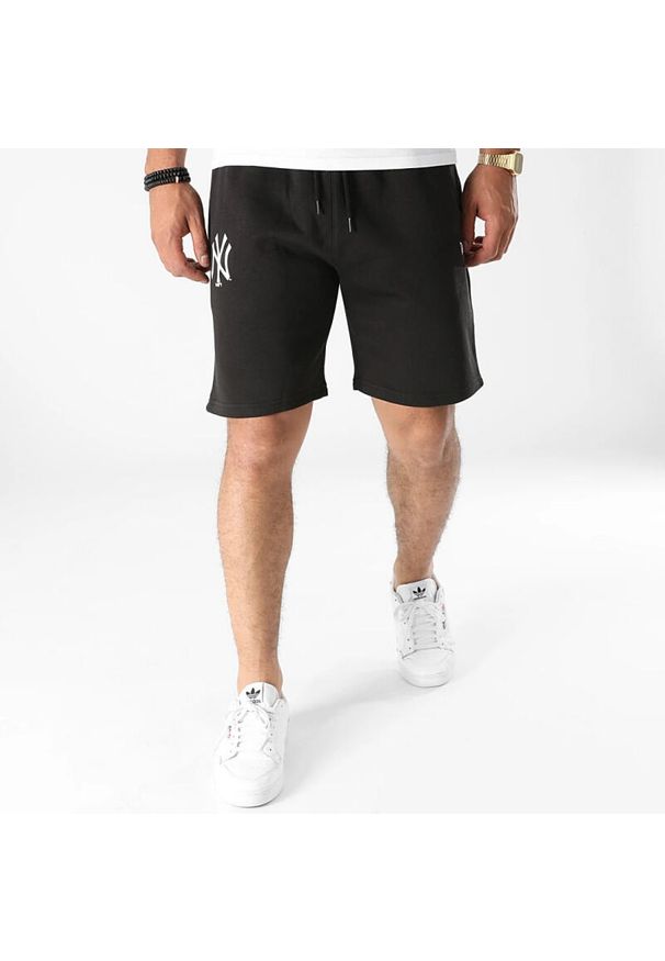 New Era - Krótki New York Yankees 2021/22. Kolor: czarny. Długość: krótkie. Sport: skateboard