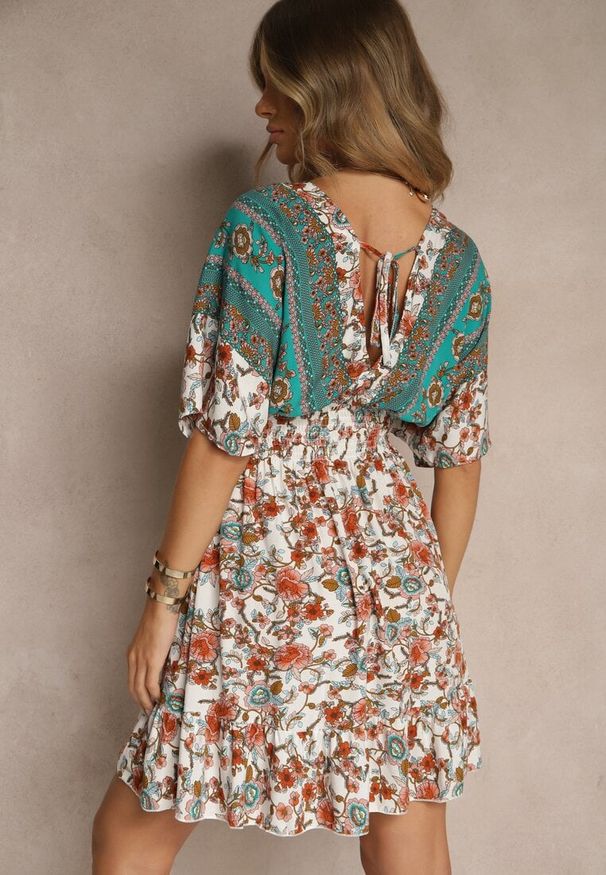 Renee - Zielona Sukienka z Wiskozy w Kwiaty Zdobiona Wiązaniem na Plecach Latorea. Okazja: na randkę, na co dzień. Typ kołnierza: dekolt w serek. Kolor: zielony. Materiał: wiskoza. Wzór: aplikacja, kwiaty. Typ sukienki: rozkloszowane. Styl: casual, elegancki