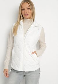 Born2be - Biała Kamizelka z Odpinanym Kapturem Ozdobiona Pikowaniem Cirisse. Okazja: na co dzień, na spacer. Kolor: biały. Materiał: jeans. Wzór: aplikacja. Styl: klasyczny, casual, elegancki #1