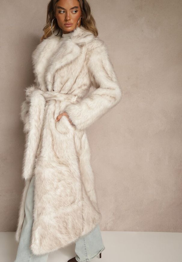 Renee - Jasnobeżowy Płaszcz Futerko z Paskiem Wiązanym w Talii Dinelle. Kolor: beżowy. Materiał: futro. Sezon: zima, jesień. Styl: elegancki