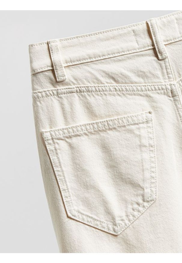 Reserved - Jeansowe bermudy - kremowy. Kolor: kremowy. Materiał: jeans