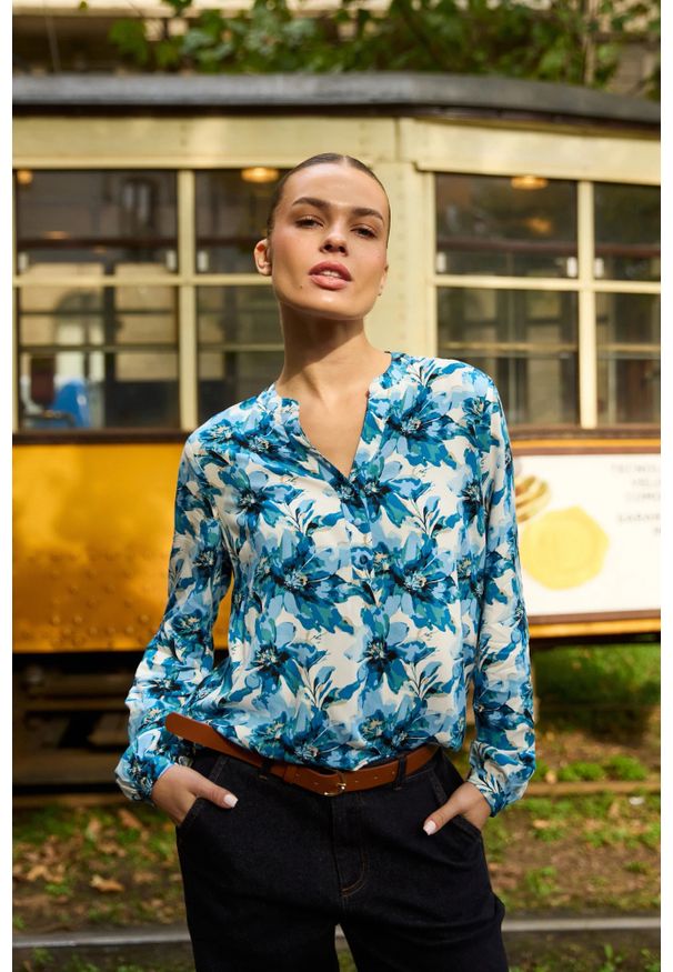 MOODO - Wzorzysta koszula niebieska. Kolor: niebieski. Materiał: wiskoza