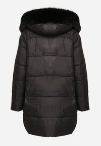 Born2be - Czarna Pikowana Kurtka o Pudełkowym Kroju z Odpinanym Futerkiem i Ozdobnym Suwakiem Hedilina. Okazja: na co dzień, na spacer. Kolor: czarny. Materiał: futro. Styl: casual, elegancki #3