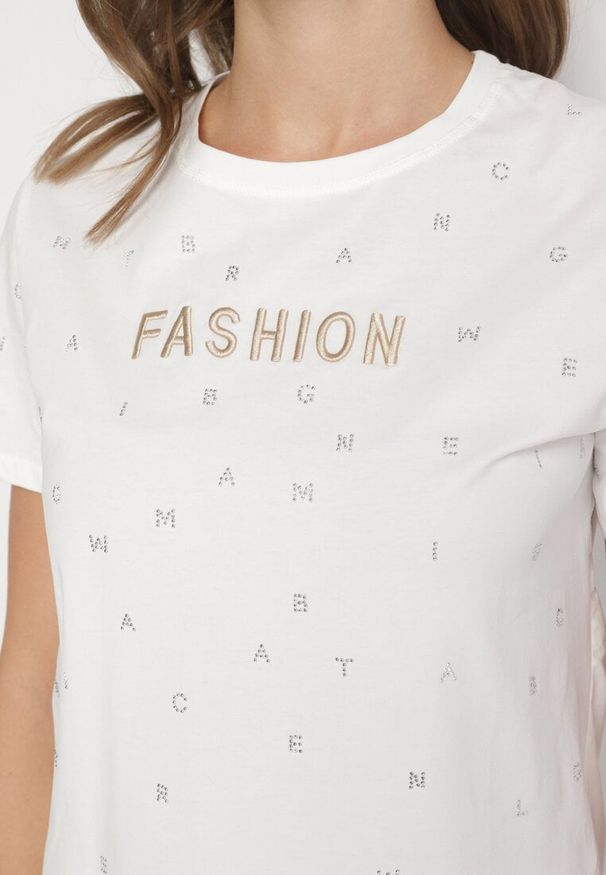 Born2be - Biały T-shirt z Bawełny z Cyrkoniami i Napisem Nalanielle. Okazja: na co dzień. Kolor: biały. Materiał: bawełna. Wzór: napisy. Styl: sportowy, klasyczny, elegancki, casual