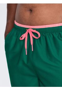 Ombre Clothing - Męskie spodenki kąpielówki z dwukolorowym ściągaczem – ciemnozielone V3. Okazja: na plażę. Kolor: zielony. Materiał: poliester, materiał. Wzór: haft, jednolity. Sezon: lato #10
