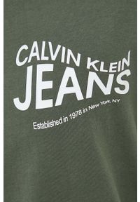Calvin Klein Jeans t-shirt bawełniany kolor zielony z nadrukiem. Kolor: zielony. Materiał: bawełna. Długość rękawa: krótki rękaw. Długość: krótkie. Wzór: nadruk. Styl: klasyczny #2