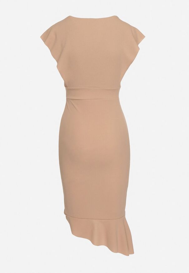 Born2be - Ciemnobeżowa Sukienka o Kopertowym Kroju z Falbankami i Trójkątnym Dekoltem Tanilla. Okazja: na randkę, do pracy. Typ kołnierza: kołnierz z falbankami. Kolor: beżowy. Typ sukienki: kopertowe. Styl: elegancki