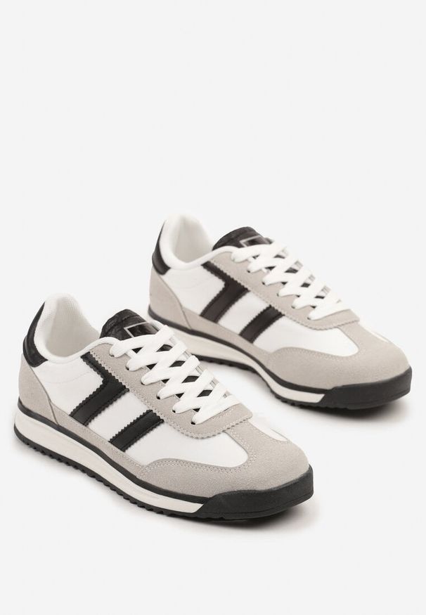 Renee - Biało-Czarne Sneakersy z Geometrycznym Wzorem Eravania. Okazja: na co dzień. Kolor: biały. Materiał: jeans. Wzór: geometria
