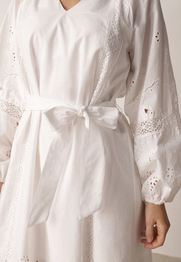 Born2be - Biała Bawełniana Sukienka Boho z Paskiem Haftem i Ażurowymi Wstawkami Orilise. Okazja: do pracy, na co dzień, na randkę. Kolor: biały. Materiał: bawełna. Długość rękawa: długi rękaw. Wzór: haft, ażurowy. Typ sukienki: proste. Styl: boho