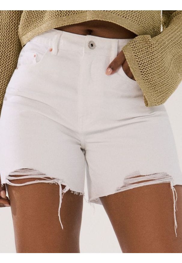Sinsay - Szorty bermudy jeansowe z przetarciami - biały. Kolor: biały. Materiał: jeans