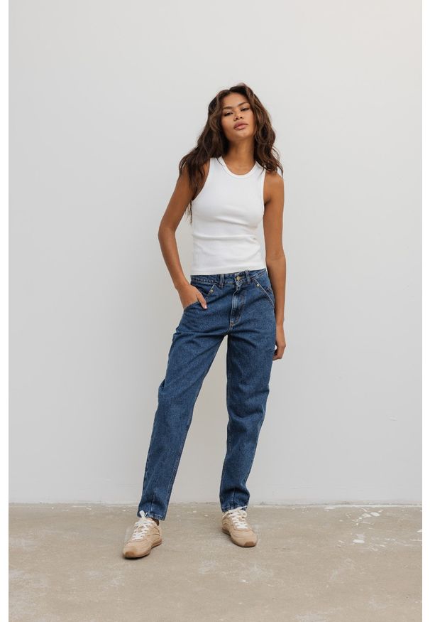 Marsala - Spodnie jeansowe typu mom fit w kolorze NAVY BLUE JEANS - JUST-M. Stan: podwyższony. Materiał: jeans. Wzór: gładki. Styl: klasyczny