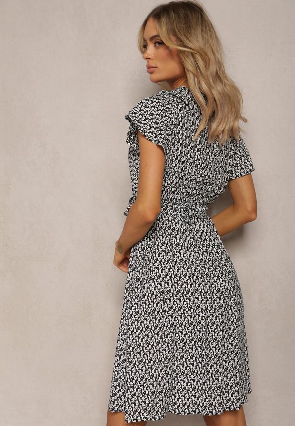 Renee - Czarna Sukienka z Kopertowym Dekoltem Wiązana w Talii z Wiskozy Acara. Kolor: czarny. Materiał: wiskoza. Typ sukienki: kopertowe