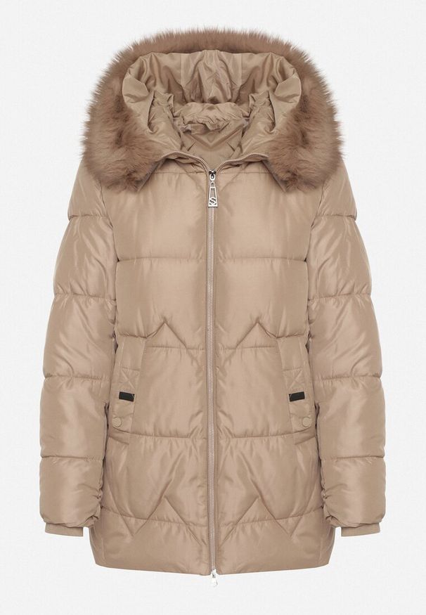 Born2be - Beżowa Pikowana Kurtka o Pudełkowym Kroju z Kapturem z Futerkiem Rearria. Okazja: na co dzień. Typ kołnierza: kaptur. Kolor: beżowy. Materiał: futro. Sezon: zima. Styl: casual, klasyczny