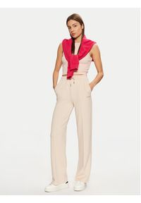 Guess Spodnie dresowe V5RB19 KCOB2 Beżowy Regular Fit. Kolor: beżowy. Materiał: syntetyk #6