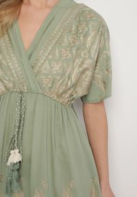 Born2be - Zielona Kopertowa Sukienka z Wiskozy Zdobiona Frędzlami i Metalicznym Haftem Redeirae. Okazja: na spacer, na co dzień. Typ kołnierza: dekolt w serek. Kolor: zielony. Materiał: wiskoza. Wzór: haft, aplikacja. Typ sukienki: kopertowe. Styl: casual, klasyczny #5