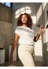 Sinsay - Bawełniana koszulka z ażurowym zdobieniem Plus Size - biały. Kolekcja: plus size. Kolor: biały. Materiał: bawełna. Wzór: ażurowy, aplikacja #1