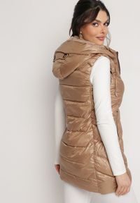 Born2be - Ciemnobeżowa Kamizelka z Odpinanym Kapturem Pikowana z Kieszeniami Quillasa. Kolor: beżowy. Materiał: materiał. Sezon: wiosna, jesień #7