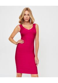 HERVE LEGER - Różowa sukienka bandażowa. Kolor: różowy, wielokolorowy, fioletowy. Materiał: materiał. Typ sukienki: z odkrytymi ramionami. Styl: klasyczny