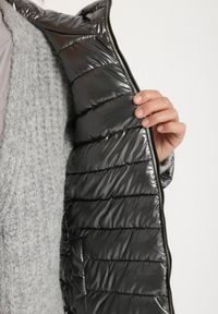 Born2be - Czarna Pikowana Kurtka Dwustronna z Kapturem Alarrise. Okazja: na spacer. Typ kołnierza: kaptur. Kolor: czarny. Materiał: skóra, jeans. Wzór: gładki #7