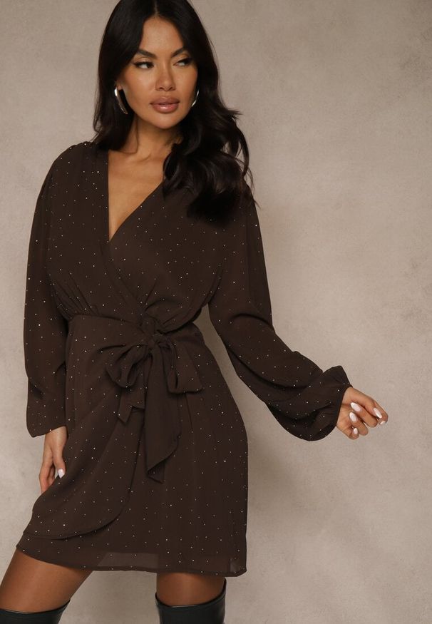 Renee - Brązowa Sukienka o Kopertowym Kroju z Drapowaniem i Cyrkoniami Idilara. Kolor: brązowy. Materiał: poliester. Typ sukienki: kopertowe. Styl: klasyczny