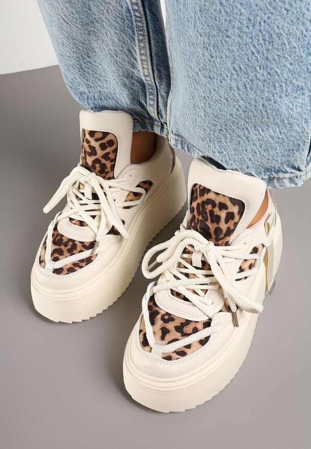 Renee - Beżowe Panterkowe Sneakersy na Platformie Ozdobione Sznurowaniem Vilvia. Okazja: na co dzień. Kolor: beżowy. Materiał: jeans. Wzór: aplikacja. Obcas: na platformie