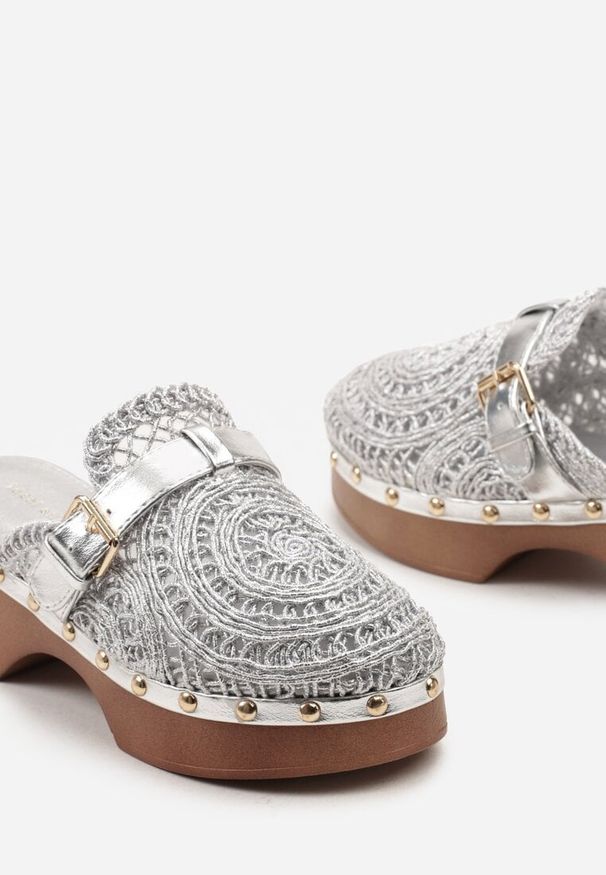 Born2be - Srebrne Ażurowe Klapki Chodaki z Nitami na Słupku i Platformie Rivatea. Kolor: srebrny. Wzór: ażurowy. Sezon: lato. Obcas: na platformie