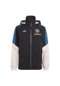 Kurtka do piłki nożnej męska Adidas Manchester United Condivo 22 Storm. Kolor: czarny, różowy, wielokolorowy. Materiał: materiał