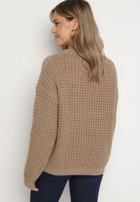 Born2be - Ciemnobeżowy Sweter z Dodatkiem Wiskozy i Ozdobnym Splotem Riavellea. Okazja: na co dzień, na spotkanie biznesowe. Kolor: beżowy. Materiał: wiskoza. Wzór: ze splotem. Styl: casual, biznesowy, elegancki #5