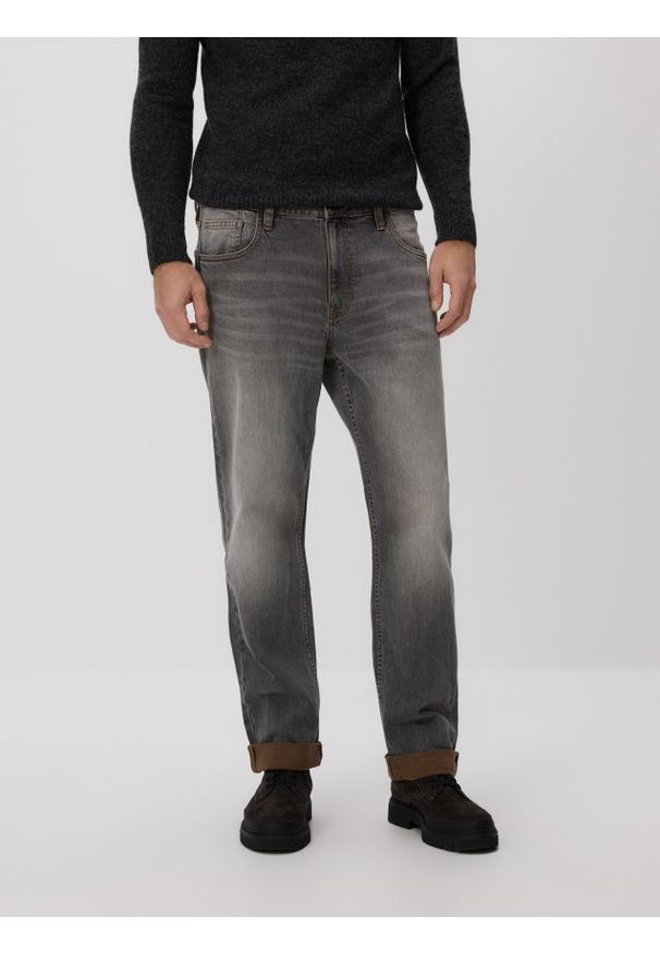 Reserved - Jeansy straight z efektem sprania - szary. Kolor: szary