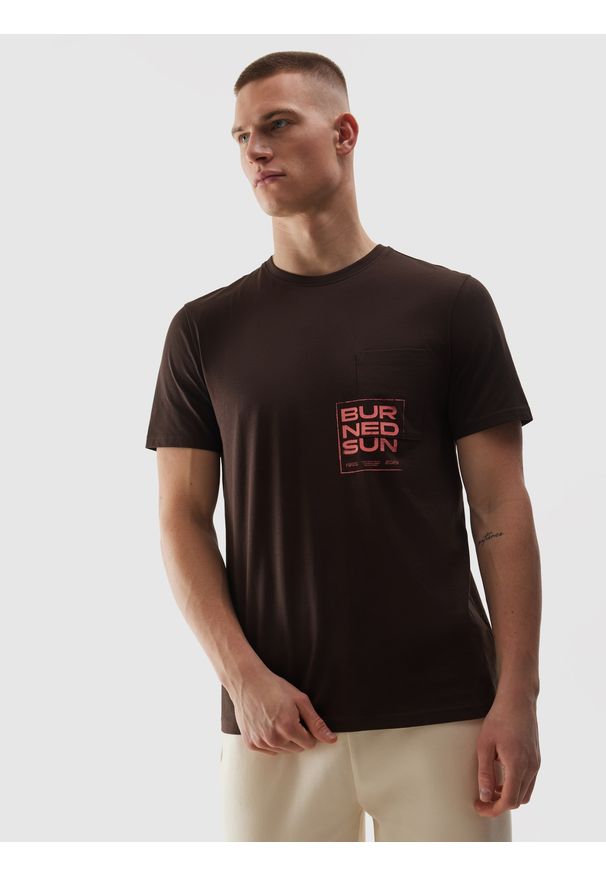 4f - 4F T-shirt regular z bawełny organicznej z nadrukiem męski - brązowy S. Okazja: na co dzień. Kolor: brązowy. Materiał: bawełna. Długość rękawa: krótki rękaw. Długość: krótkie. Wzór: nadruk. Styl: casual, klasyczny, sportowy