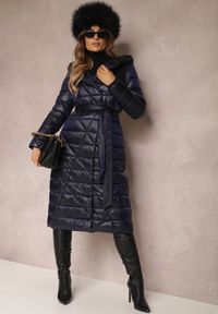 Renee - Granatowa Kurtka za Kolano z Wiązanym Paskiem i Kapturem Feome. Okazja: na co dzień. Kolor: niebieski. Materiał: tkanina. Styl: klasyczny, casual