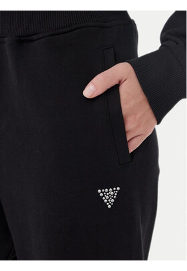 Guess Spodnie dresowe V5YB17 KCRP0 Czarny Regular Fit. Kolor: czarny. Materiał: bawełna