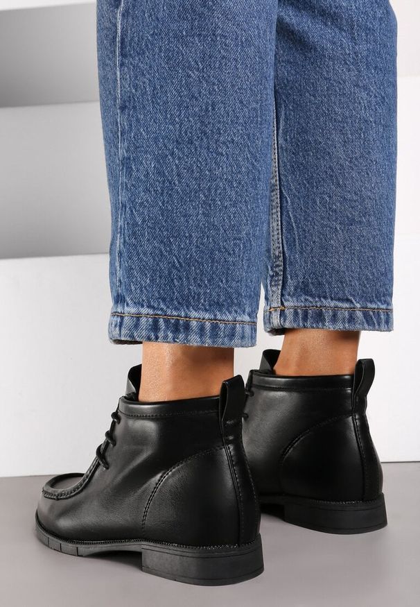 Born2be - Czarne Sznurowane Płaskie Botki z Ozdobnymi Przeszyciami Caritta. Okazja: na co dzień. Kolor: czarny. Materiał: jeans. Styl: casual, elegancki