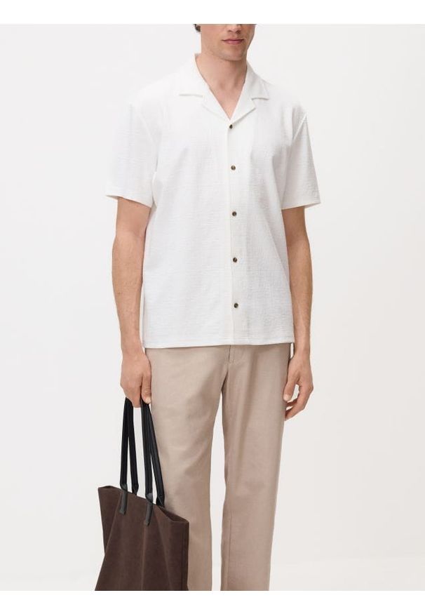 Reserved - Strukturalna koszula regular fit - złamana biel. Materiał: bawełna, dzianina