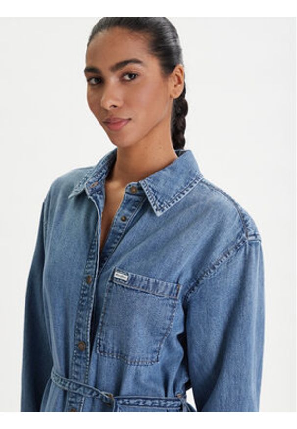 Guess Jeans Sukienka jeansowa W6RK26 D5M81 Niebieski Regular Fit. Kolor: niebieski. Materiał: bawełna, jeans