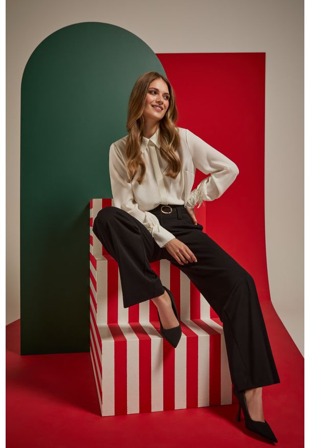 MOODO - Spodnie w kant z paskiem czarne. Kolor: czarny. Materiał: poliester, wiskoza, elastan