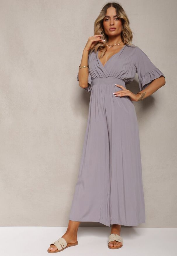 Renee - Szary Kombinezon z Bawełny z Gumką w Talii i Dekoltem w Szpic Tesaoona. Okazja: na co dzień. Kolor: szary. Materiał: bawełna. Długość rękawa: krótki rękaw. Długość: krótkie. Styl: casual, elegancki