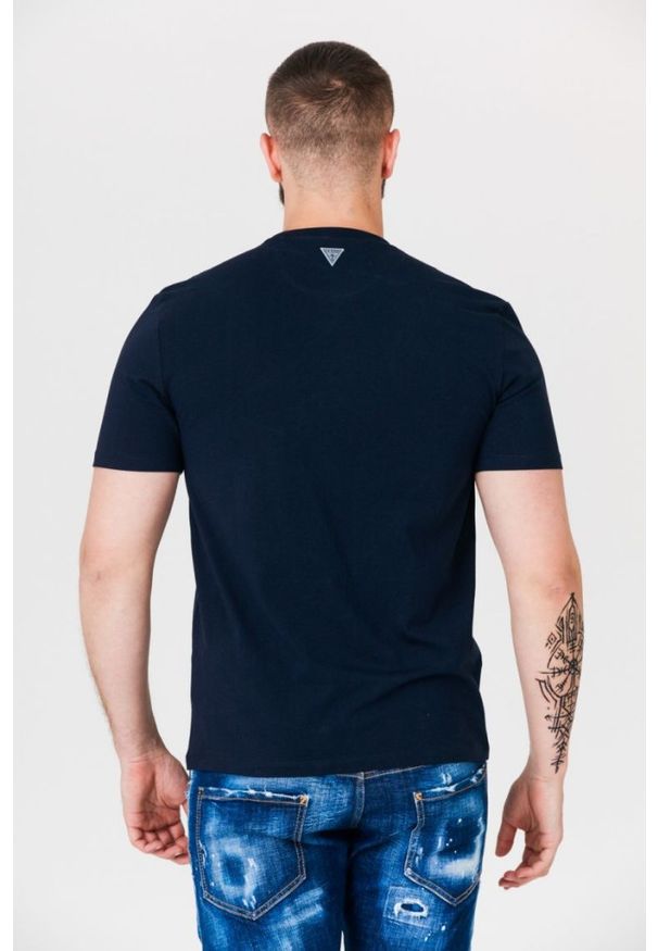 Guess - GUESS Granatowy t-shirt męski z odblaskowym logo, Rozmiar S. Kolor: niebieski