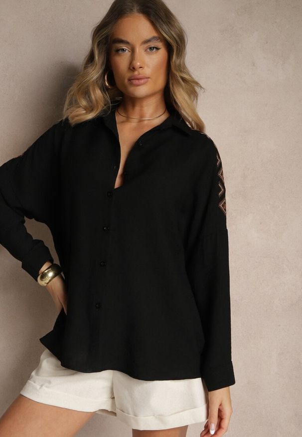 Renee - Czarna Koszula z Ozdobnym Haftem Sadine. Okazja: na spotkanie biznesowe, na co dzień. Typ kołnierza: kołnierzyk klasyczny. Kolor: czarny. Materiał: jeans. Długość rękawa: długi rękaw. Długość: długie. Wzór: haft. Styl: biznesowy, klasyczny, casual