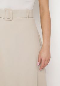Born2be - Jasnobeżowa Gładka Spódnica Maxi z Gumką w Pasie i Klamrą Orirsa. Kolor: beżowy. Wzór: gładki. Styl: elegancki #3