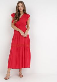 Born2be - Czerwona Sukienka Cileis. Typ kołnierza: kołnierz z falbankami. Kolor: czerwony. Materiał: wiskoza, koronka. Długość rękawa: krótki rękaw. Wzór: geometria. Długość: maxi #6