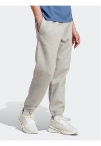 Adidas - adidas Spodnie dresowe All SZN Fleece IJ6882 Szary Regular Fit. Kolor: szary. Materiał: bawełna #4