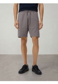 Reserved - Strukturalne szorty regular fit - brązowy. Kolor: brązowy. Materiał: dzianina, bawełna #1