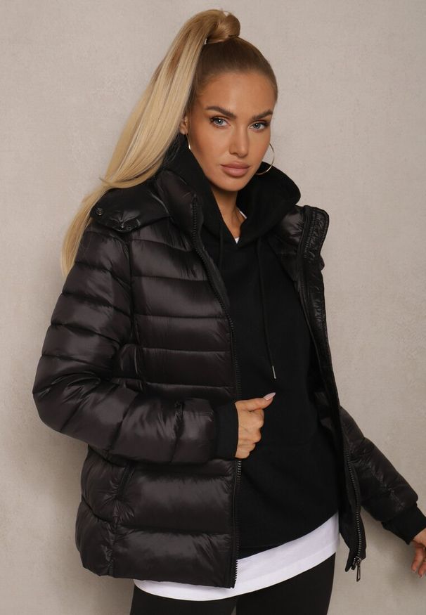 Renee - Czarna Metaliczna Kurtka z Klasycznym Pikowaniem i Odpinanym Kapturem Dairia. Okazja: na co dzień. Kolor: czarny. Materiał: jeans. Styl: klasyczny