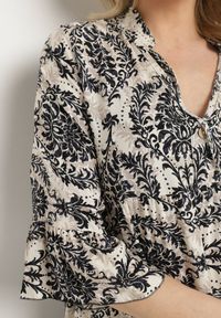 Born2be - Beżowo-Czarna Rozkloszowana Sukienka z Bawełny z Falbanami w Ornamentalny Wzór Lanoreth. Okazja: na co dzień, na spacer. Typ kołnierza: dekolt w serek. Kolor: czarny. Materiał: bawełna. Typ sukienki: rozkloszowane, proste. Styl: klasyczny, casual #6